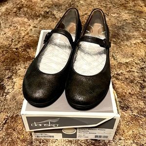Dansko Kaelyn Metallic Nappa shoes in Graphite